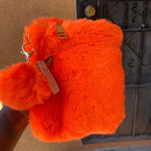 Super cute fluffy purse with detachable gold chain